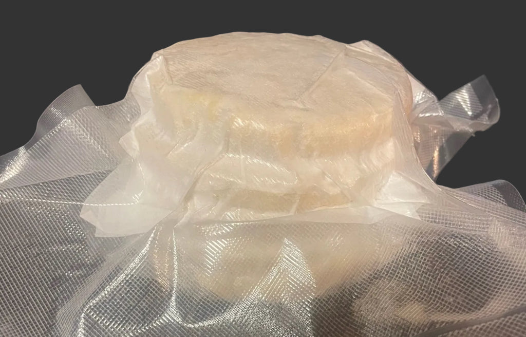 Chocolo Arepa Stacked: Delicious sweet corn arepas, stacked in packs of five and separated with parchment paper sheets for easy handling. Vacuum sealed and frozen to preserve freshness and flavor. Ready to heat and enjoy in minutes.
