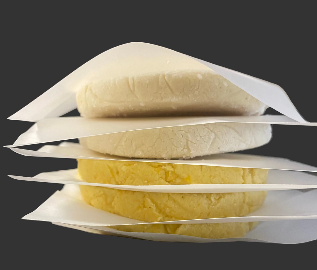 Enjoy the best of both worlds with our Mixed Arepa Box, featuring 2 Classic White Corn Arepas and 3 Chocolo (Sweet Corn) Arepas. Perfect for families or anyone who loves variety, this box combines the traditional flavor of classic arepas with the slightly sweet taste of chocolo arepas.