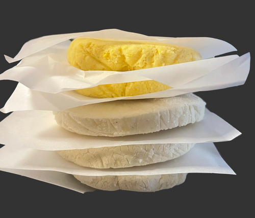 Enjoy the best of both worlds with our Mixed Arepa Box, featuring 3 Classic White Corn Arepas and 2 Chocolo (Sweet Corn) Arepas. Perfect for families or anyone who loves variety, this box combines the traditional flavor of classic arepas with the slightly sweet taste of chocolo arepas.